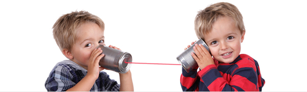 Kinder kommunizieren durch ein Schnurtelefon