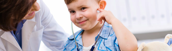 Kleiner Junge beim Arzt.
