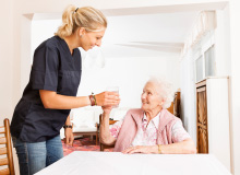 Frau kümmert sich um Rentnerin